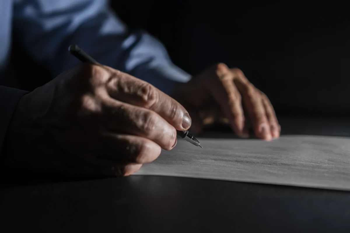 pessoa assinando contrato