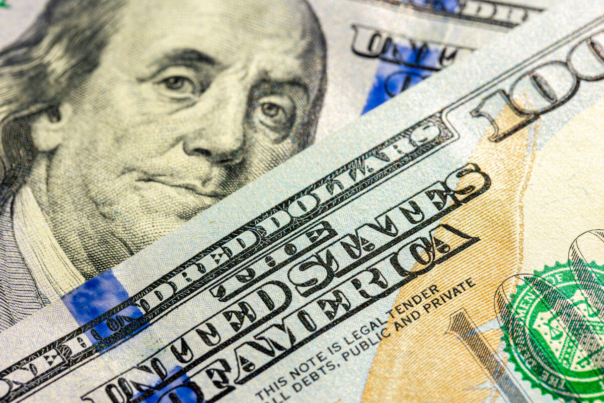 Notas de dólares americanos sobrepostas